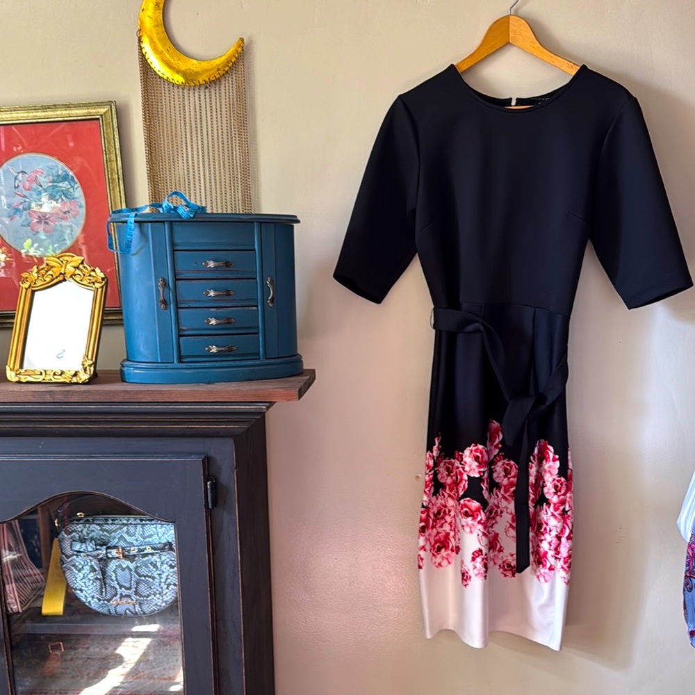 🖤🤍💕🌸Elegant Black Dress with Floral Design